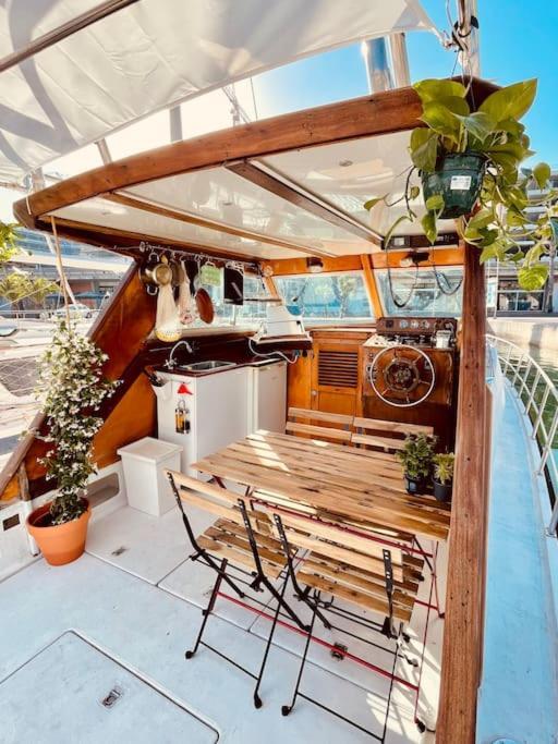 מלון סנט אדריה דה בסוס Vintage Classic 70S Boat! מראה חיצוני תמונה