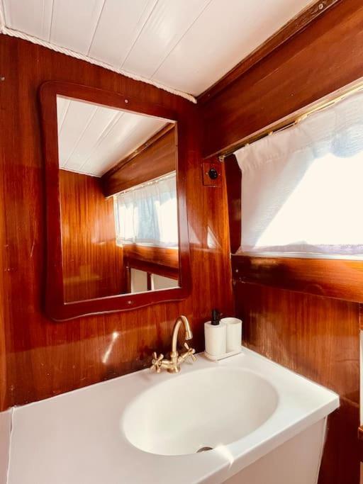 מלון סנט אדריה דה בסוס Vintage Classic 70S Boat! מראה חיצוני תמונה
