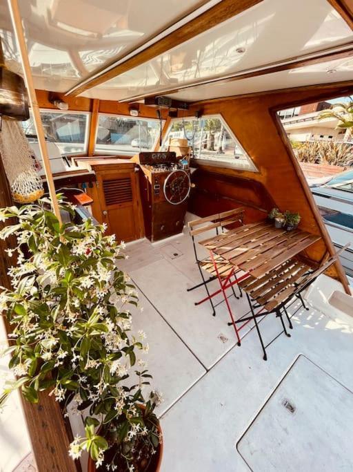 מלון סנט אדריה דה בסוס Vintage Classic 70S Boat! מראה חיצוני תמונה