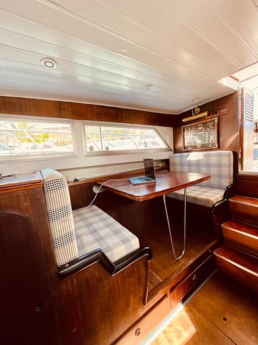 מלון סנט אדריה דה בסוס Vintage Classic 70S Boat! מראה חיצוני תמונה