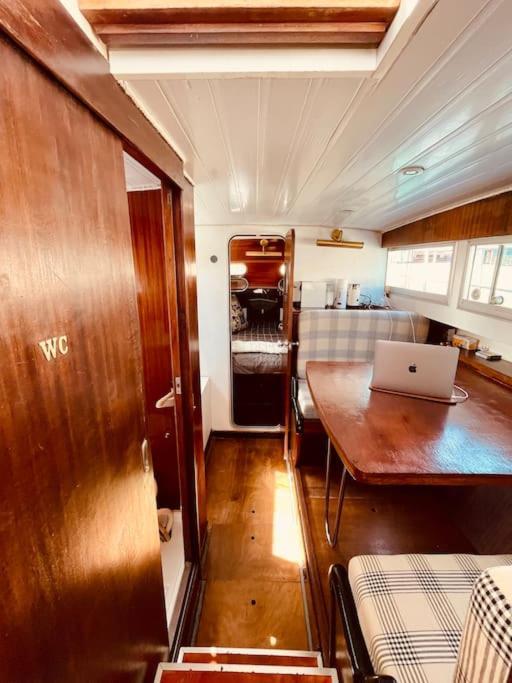מלון סנט אדריה דה בסוס Vintage Classic 70S Boat! מראה חיצוני תמונה