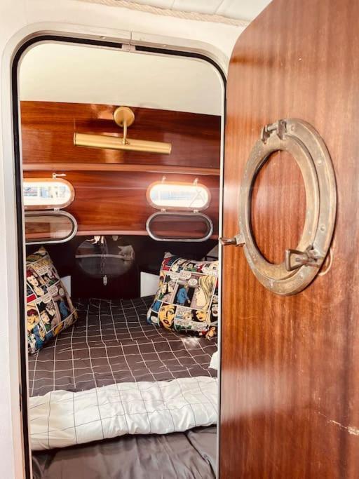 מלון סנט אדריה דה בסוס Vintage Classic 70S Boat! מראה חיצוני תמונה